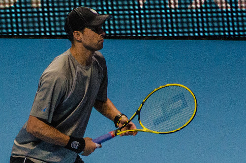 2014-11-12_2014 ATP World Tour Finals_Mike Bryan awaiting serve_by Michael Frey